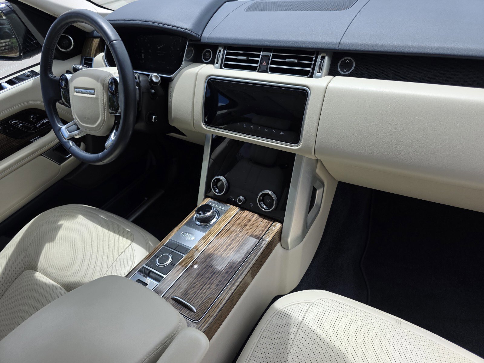 Used 2019 Land Rover Range Rover Long Wheelbase Supercharged image 27