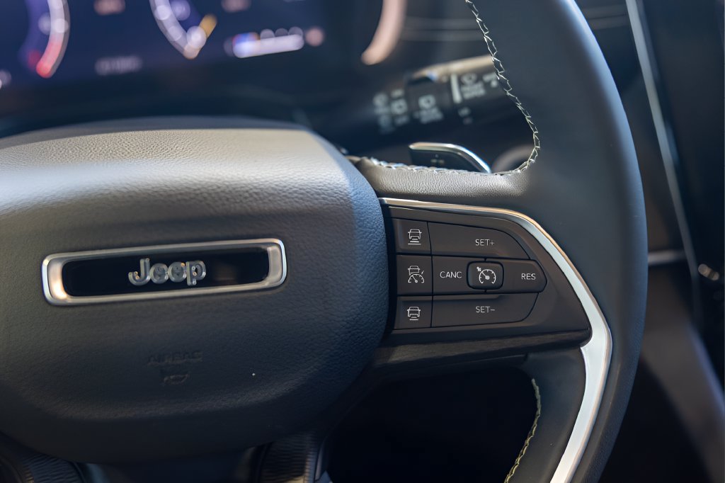 Used 2023 Jeep Grand Cherokee Altitude AWD/4WD image 28