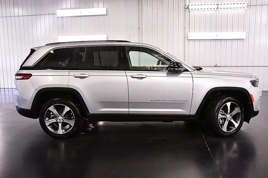 Used 2023 Jeep Grand Cherokee 4WD 4xe w/ Luxury Tech Group II image 8