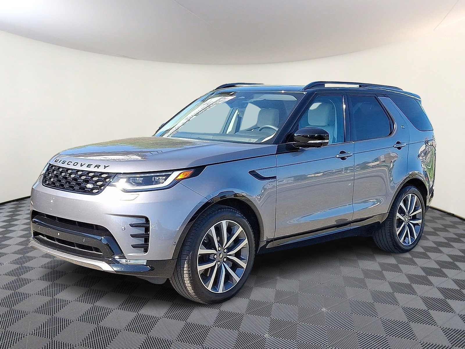 Used 2025 Land Rover Discovery Dynamic SE