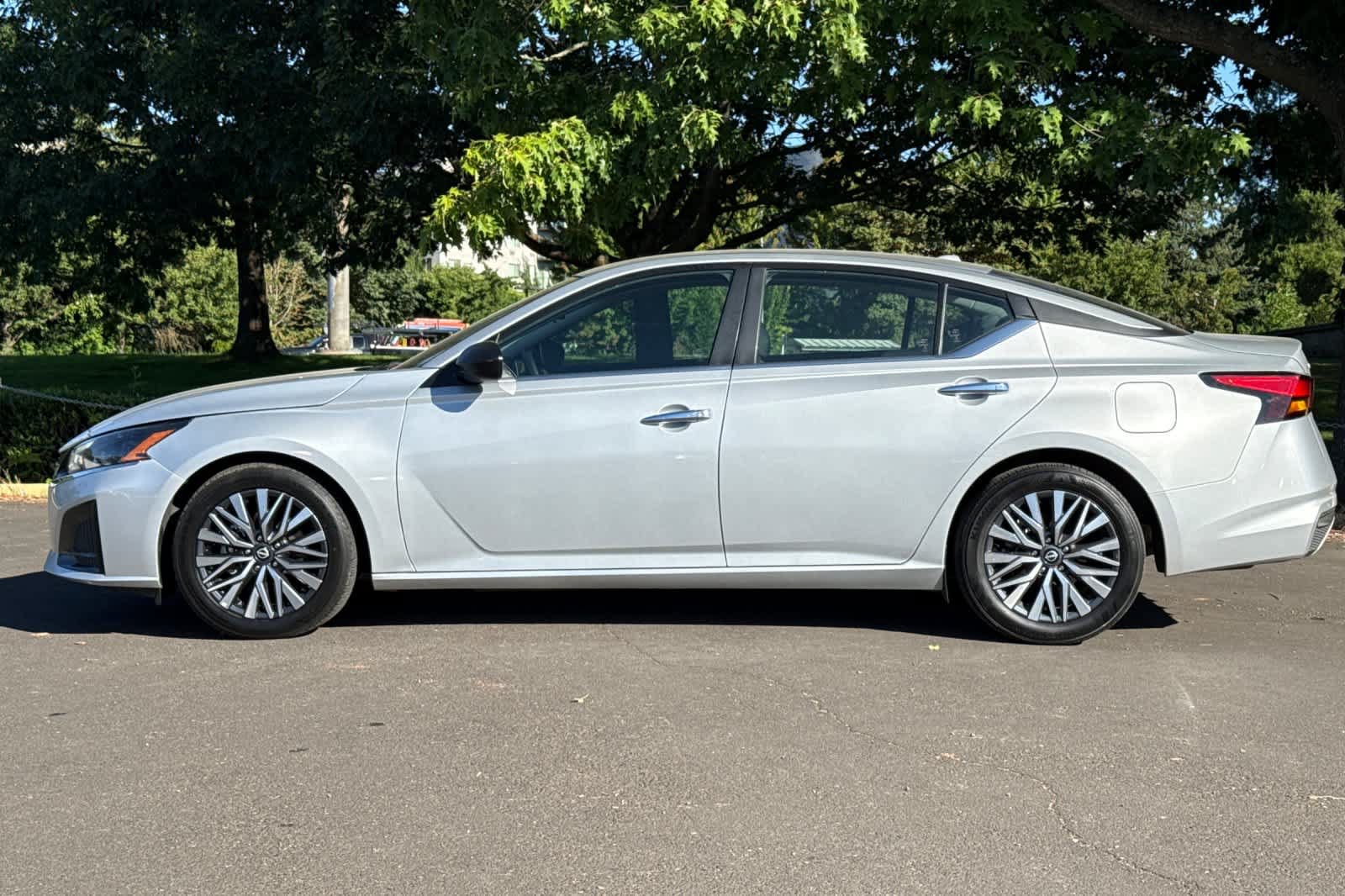 Used 2025 Nissan Altima 2.5 SV FWD image 5