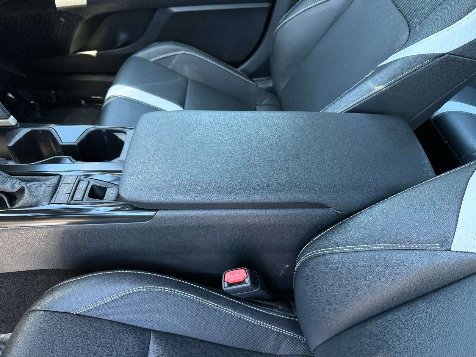 Used 2025 Toyota Camry SE FWD image 14