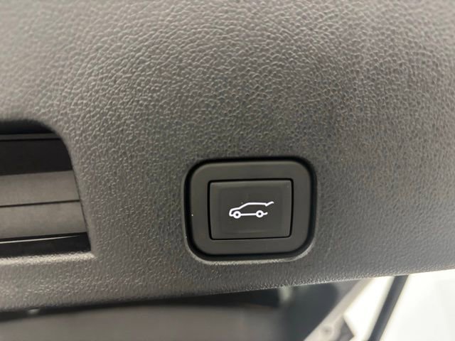 Used 2025 Chevrolet Traverse LT w/ Driver Confidence Package image 8