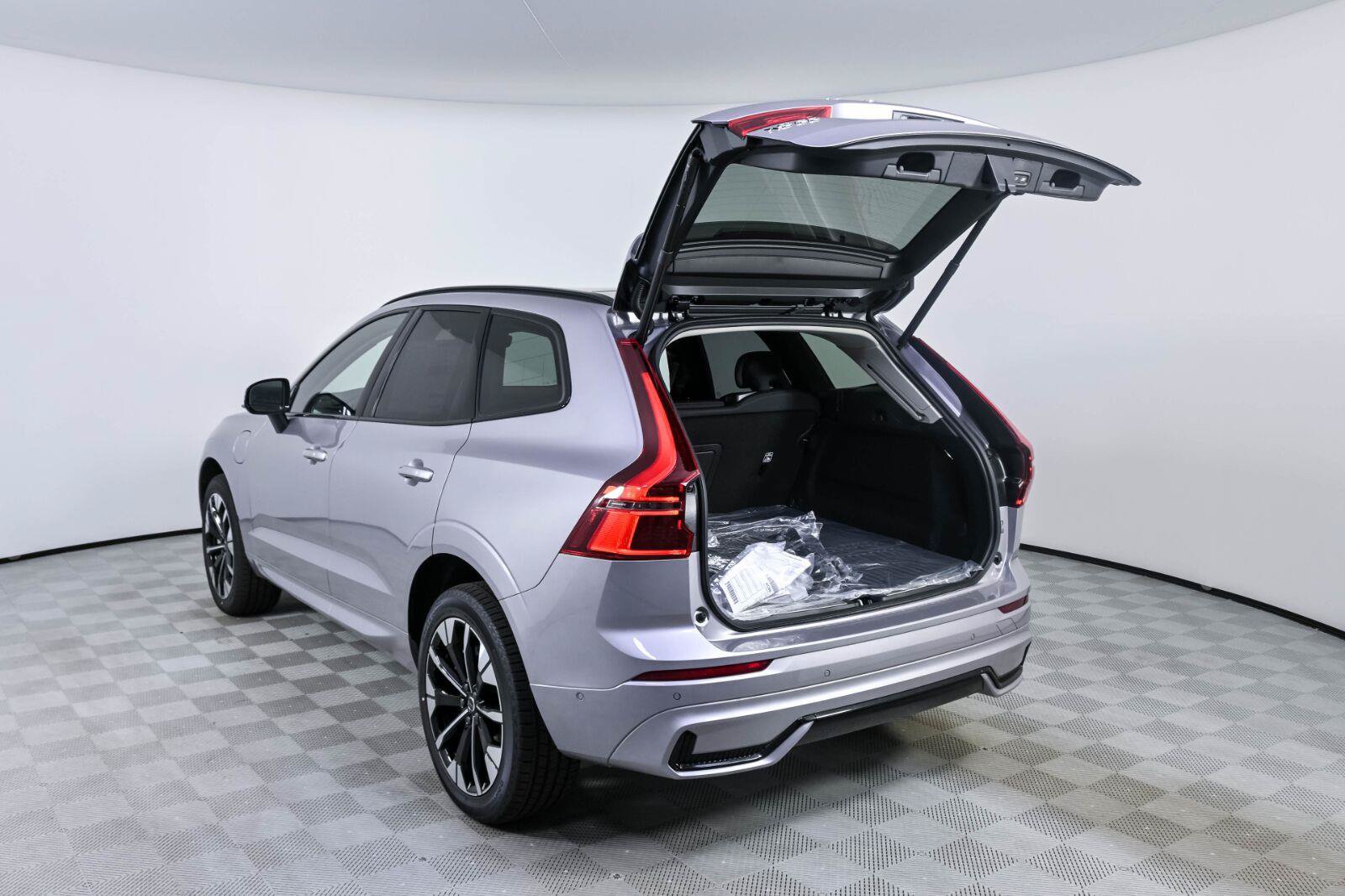 New 2026 Volvo XC60 T8 Plus w/ Climate Package AWD/4WD image 31