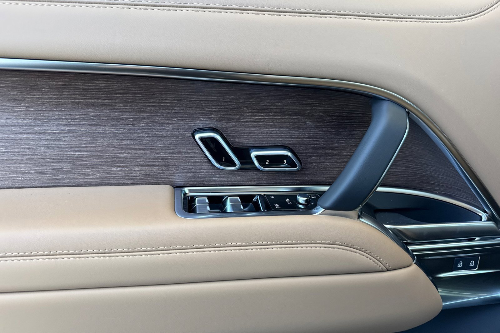 New 2025 Land Rover Range Rover SE image 10