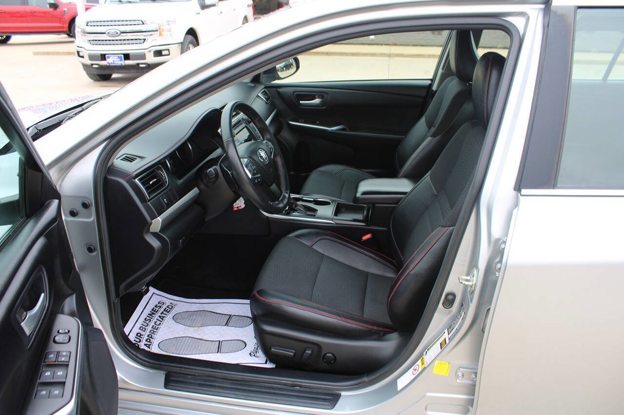 Used 2017 Toyota Camry SE w/ Moonroof Package FWD image 11