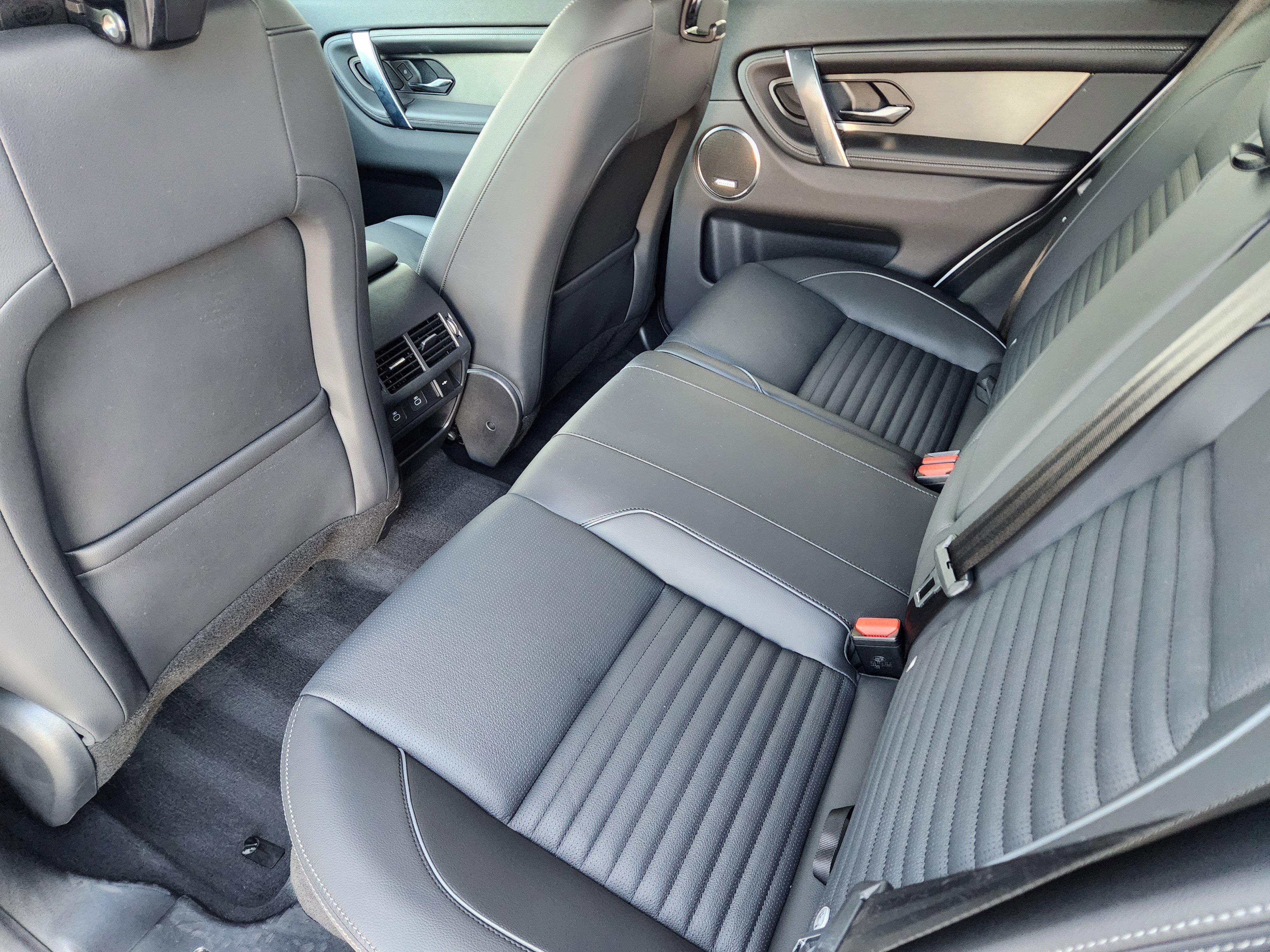 Used 2025 Land Rover Discovery Sport Dynamic SE image 32