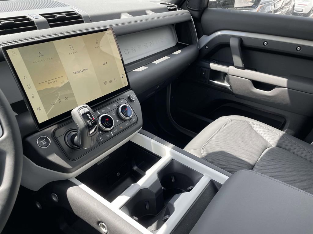 New 2026 Land Rover Defender 130 X-Dynamic SE AWD/4WD image 31