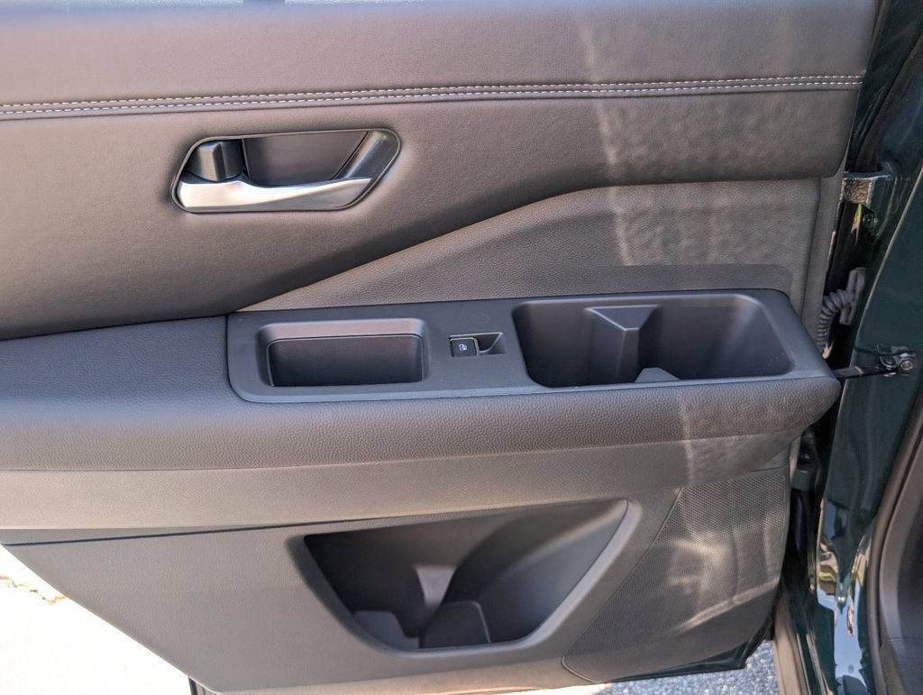Used 2025 Nissan Pathfinder Platinum FWD image 36