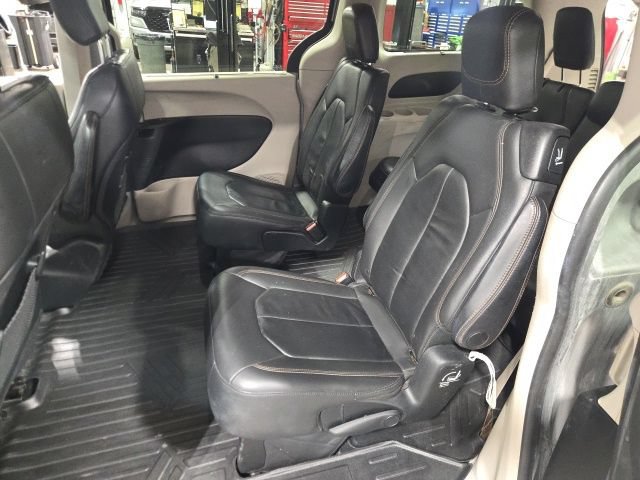 Used 2017 Chrysler Pacifica Touring-L FWD image 12