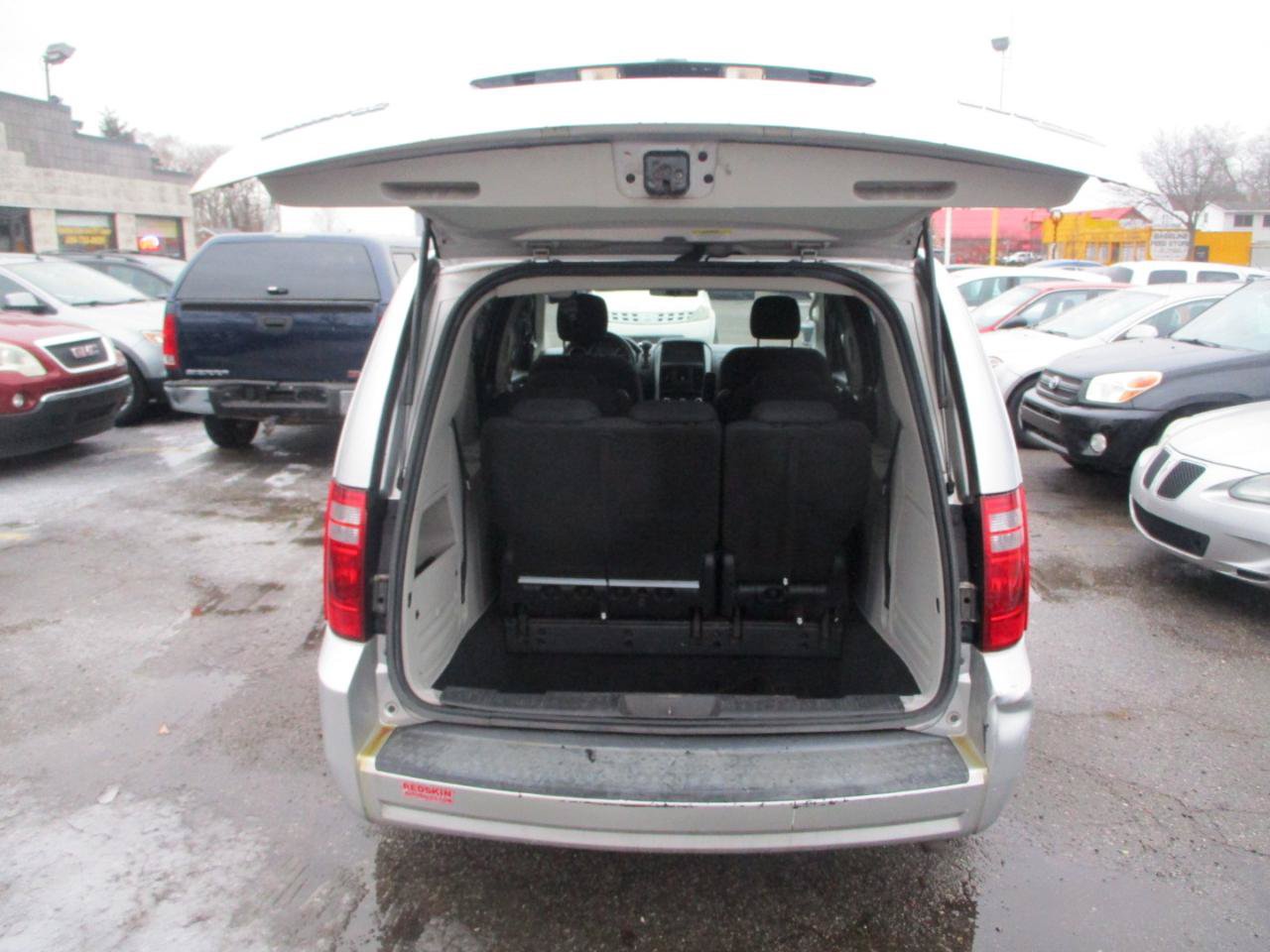 Used 2010 Dodge Grand Caravan SE FWD image 6