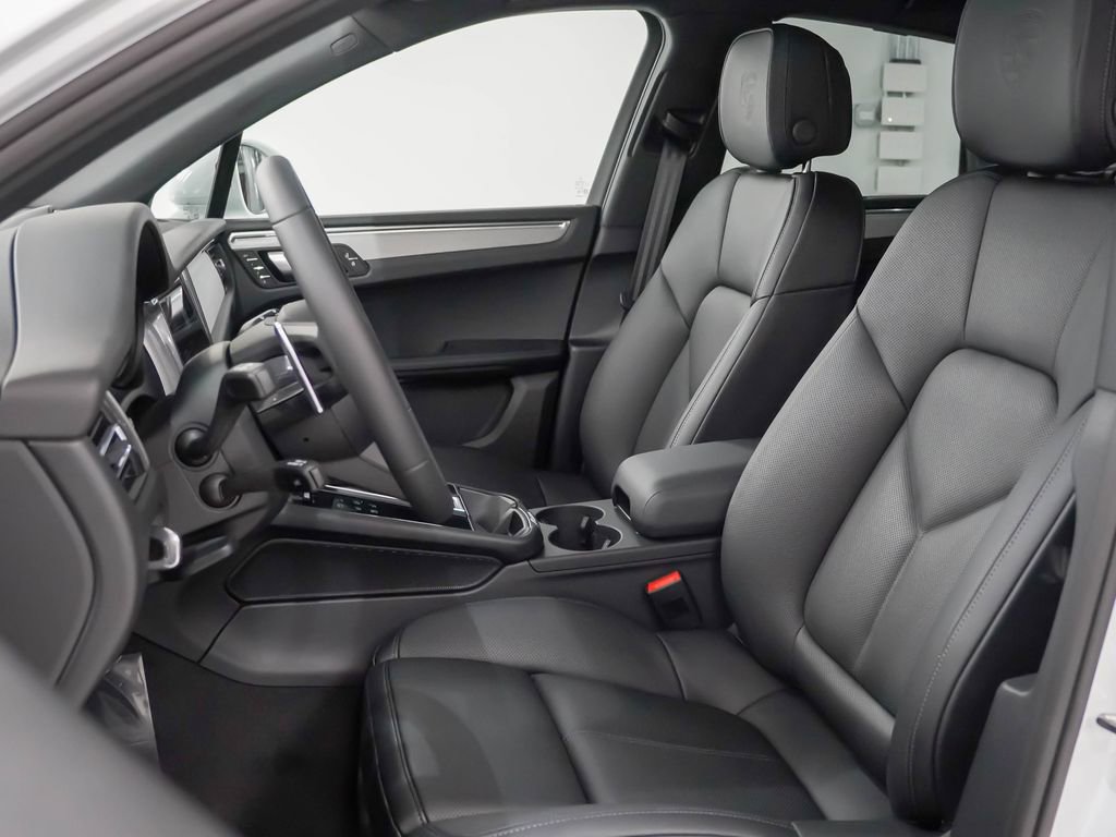 Certified 2026 Porsche Macan AWD/4WD image 5