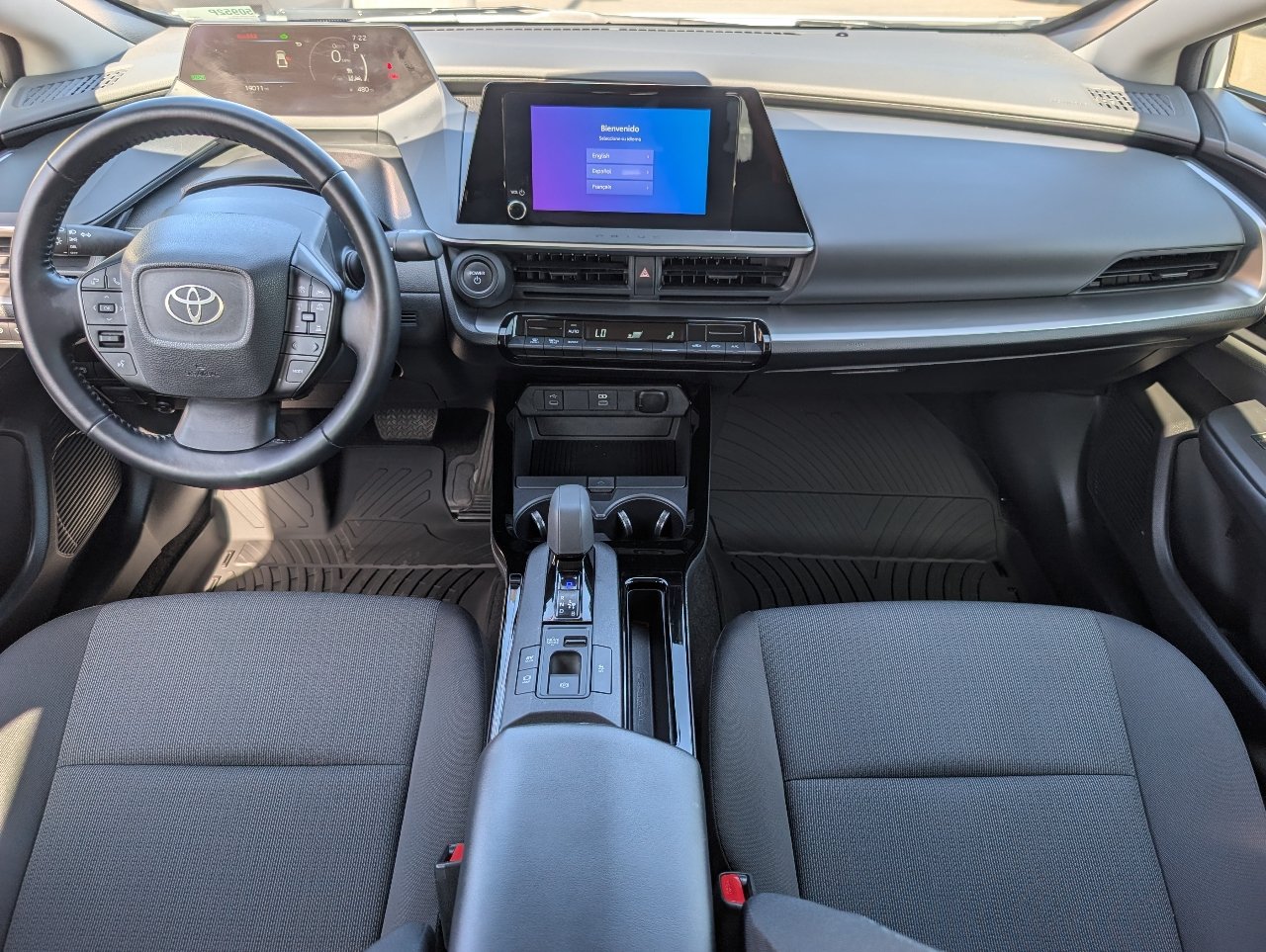 Used 2025 Toyota Prius LE FWD image 4