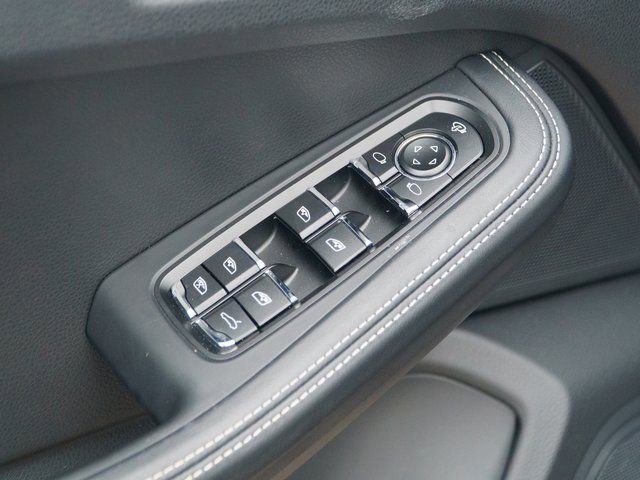 Certified 2025 Porsche Macan image 16
