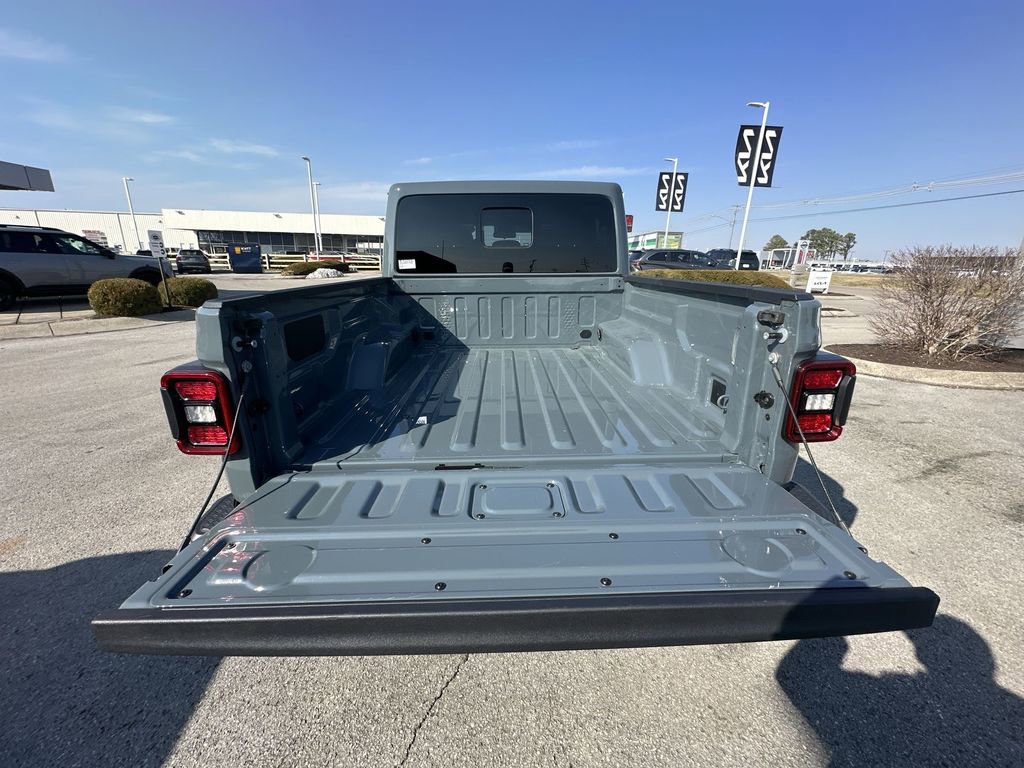 Used 2025 Jeep Gladiator Mojave w/ Convenience Group AWD/4WD image 23