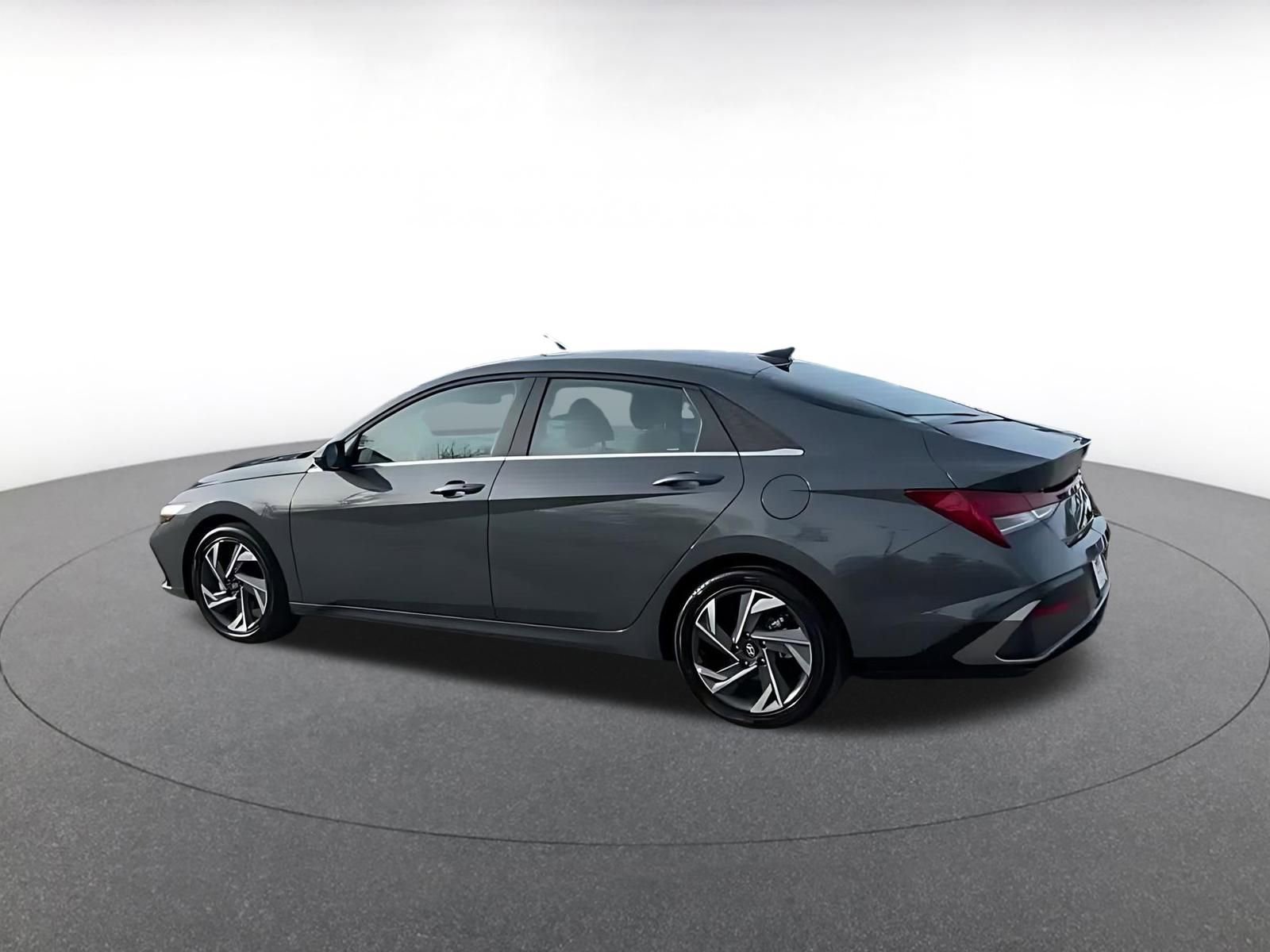 Used 2025 Hyundai Elantra SEL image 11