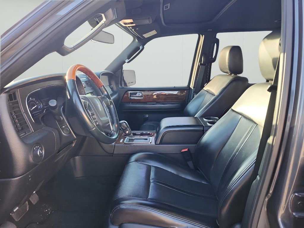 Used 2017 Lincoln Navigator Select image 19