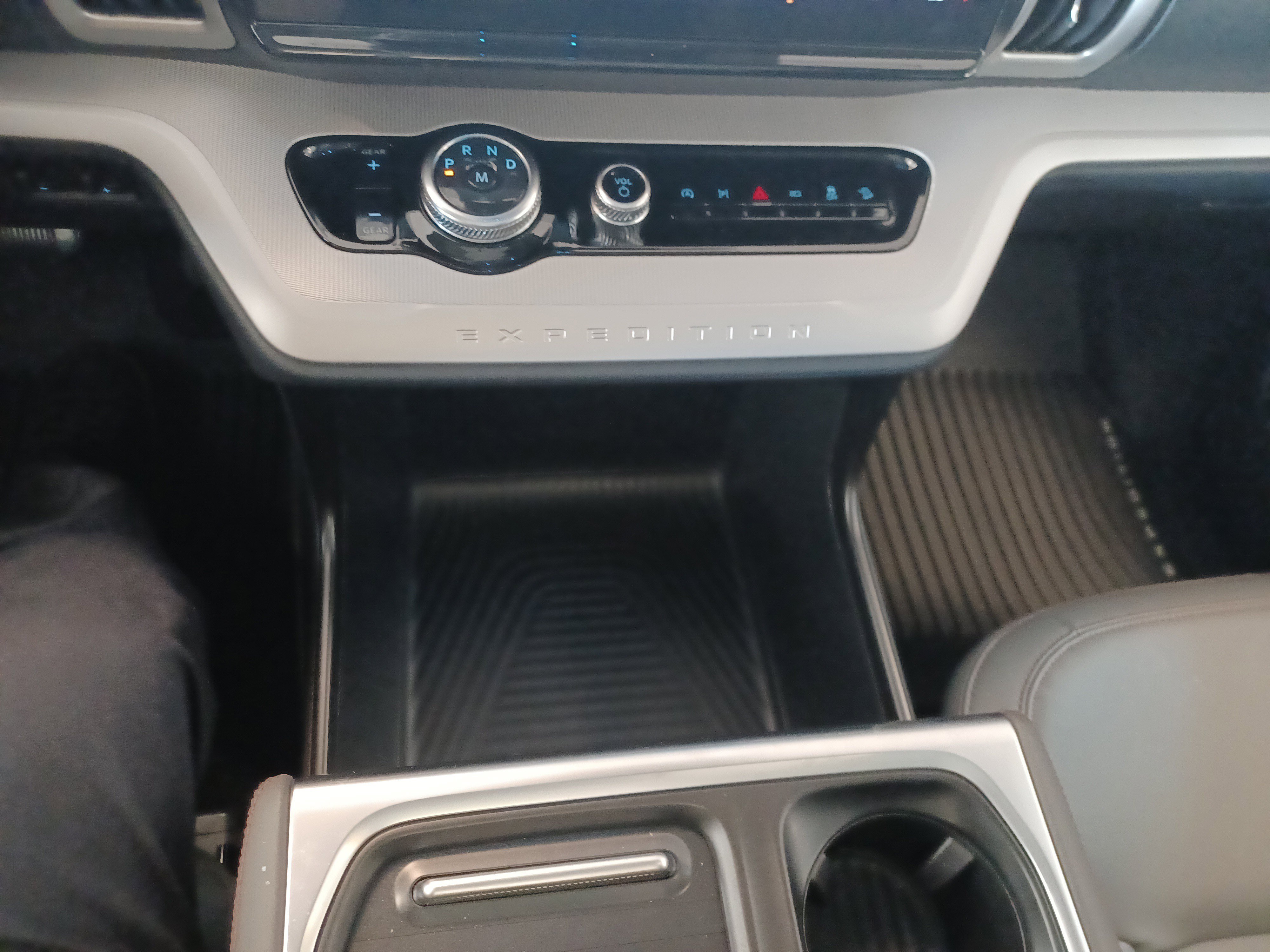 New 2025 Ford Expedition Active image 30