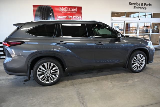 Used 2025 Toyota Highlander Platinum AWD/4WD image 4