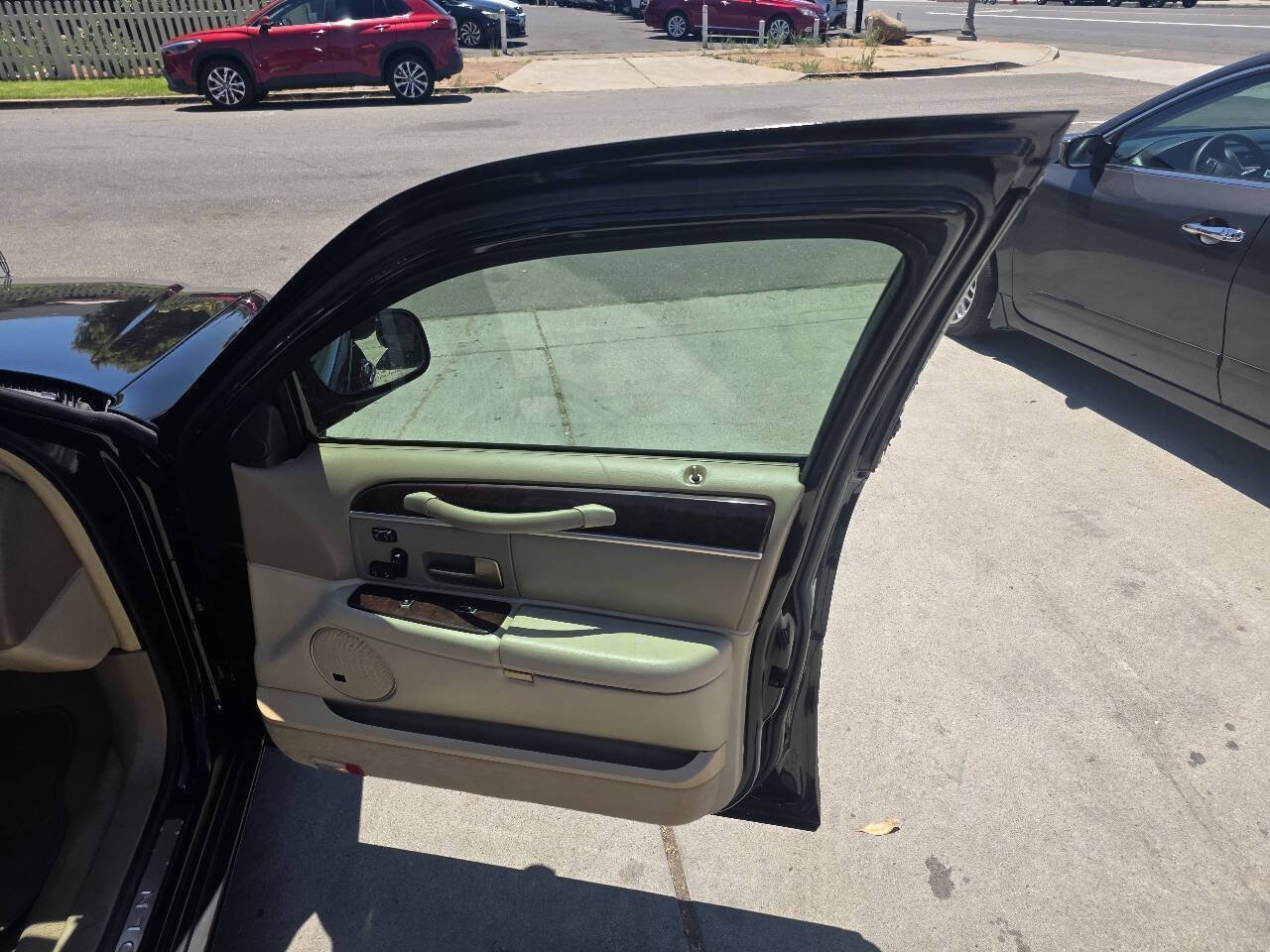 Used 2006 Lincoln Town Car Designer Series RWD image 8