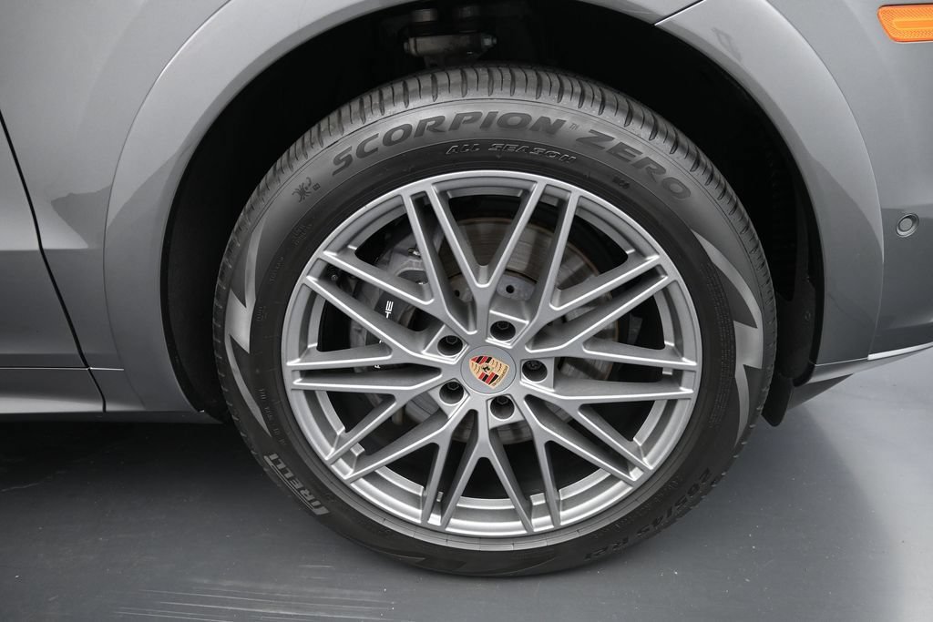Certified 2025 Porsche Cayenne AWD/4WD image 28