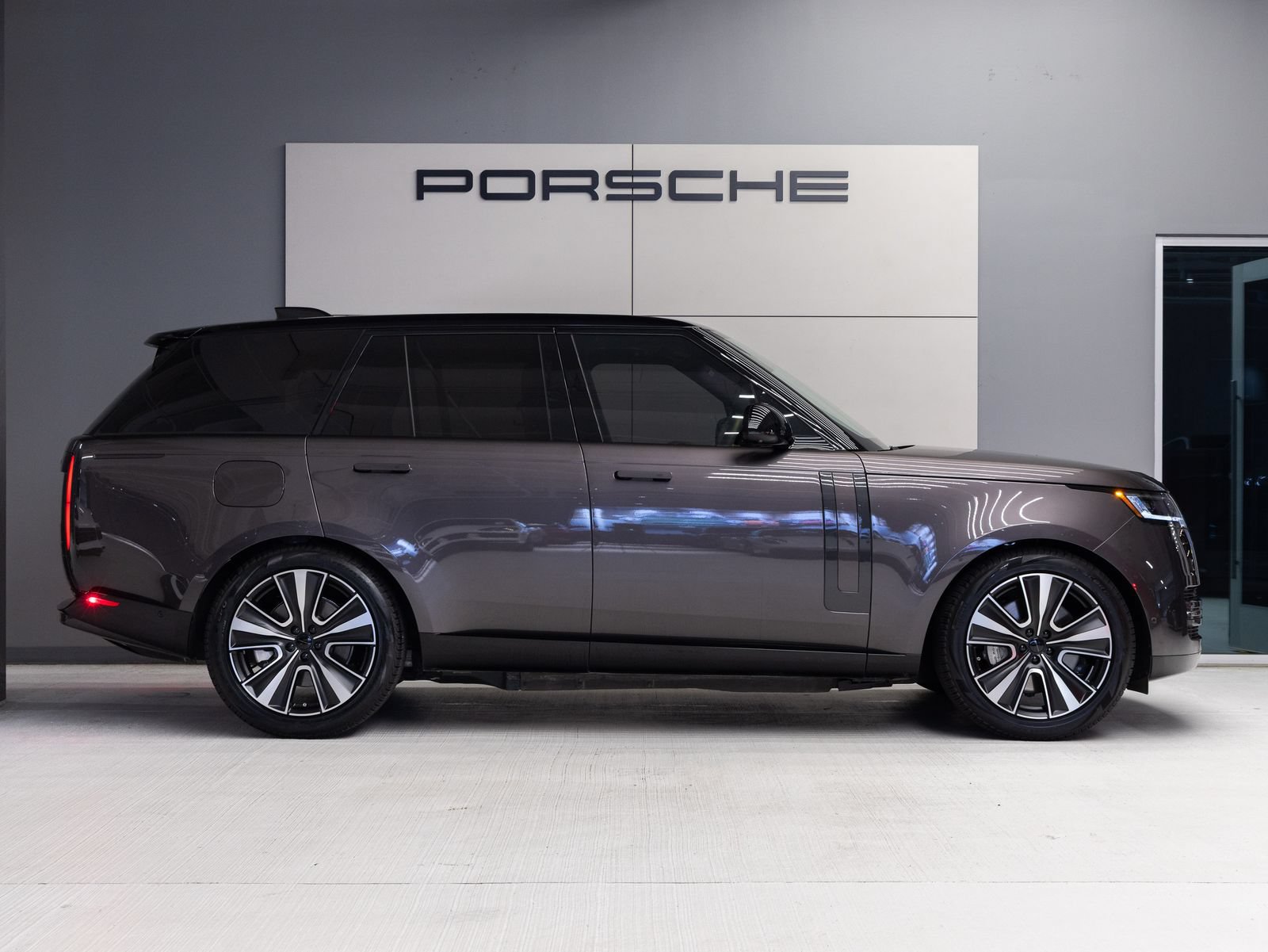 Used 2026 Land Rover Range Rover SE AWD/4WD image 8
