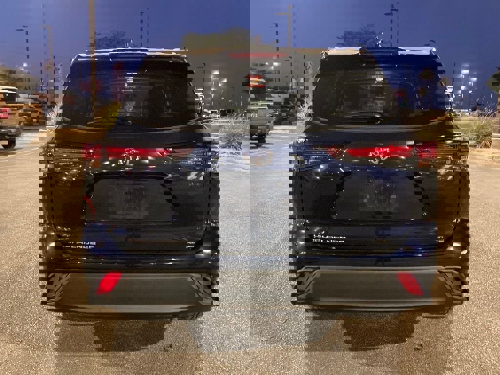 Certified 2025 Toyota Highlander XLE image 6