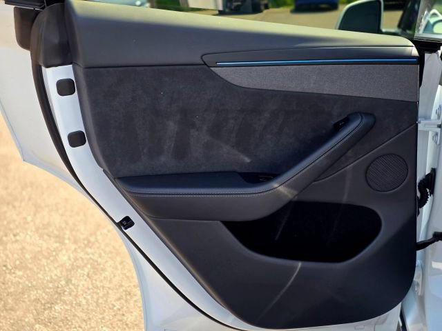 Used 2026 Tesla Model Y AWD image 35