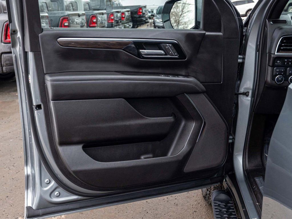 Used 2025 Chevrolet Suburban Z71 image 11