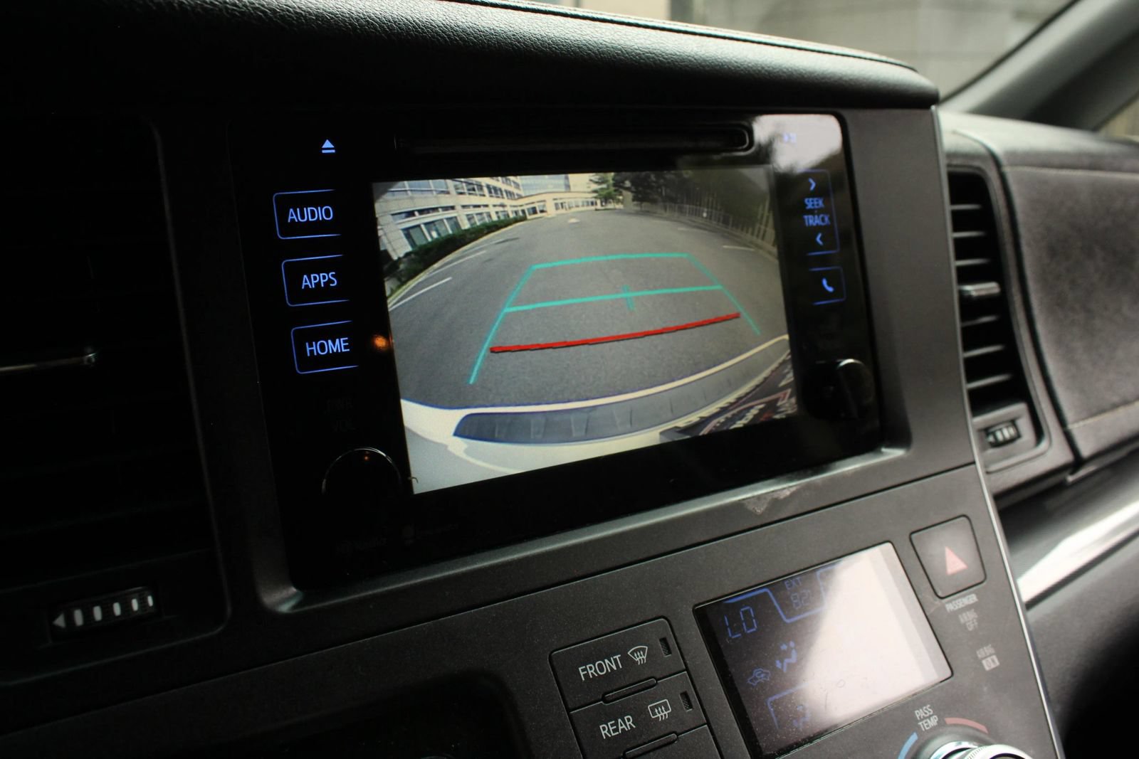 Used 2015 Toyota Sienna SE FWD image 32