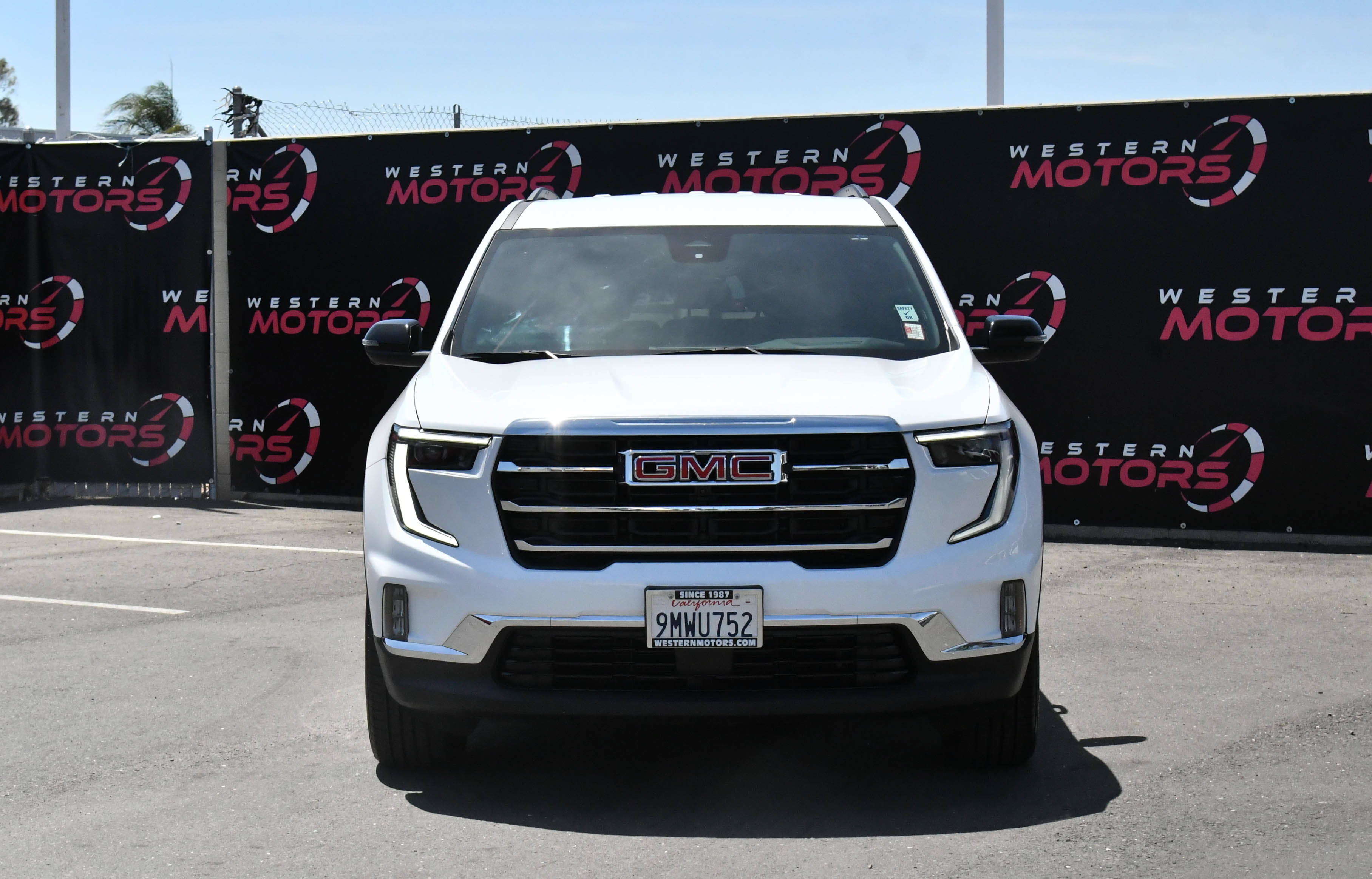 Used 2024 GMC Acadia Elevation FWD image 2