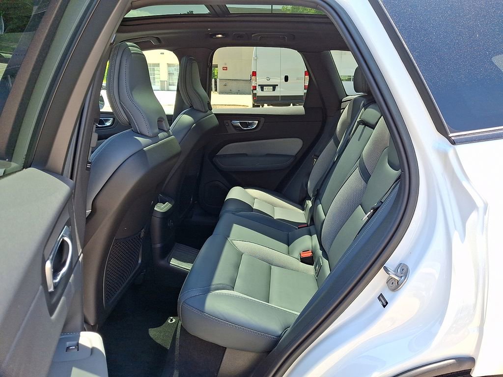 Used 2022 Volvo XC60 T8 R-Design w/ Advanced Package AWD/4WD image 10
