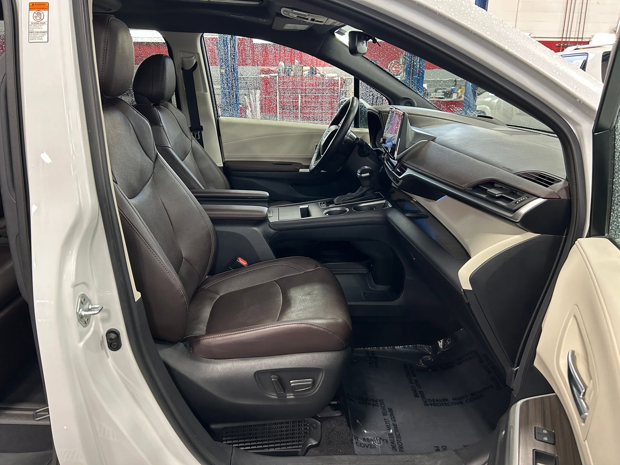 Used 2023 Toyota Sienna Platinum AWD/4WD image 31