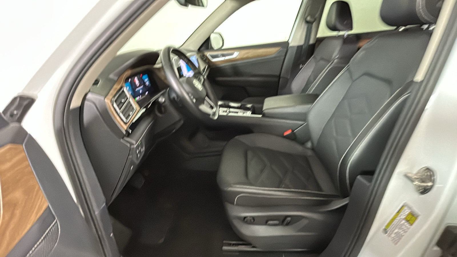 Used 2025 Volkswagen Atlas SE AWD/4WD image 12