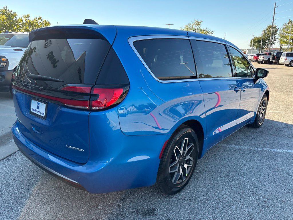 New 2027 Chrysler Pacifica Limited FWD image 12