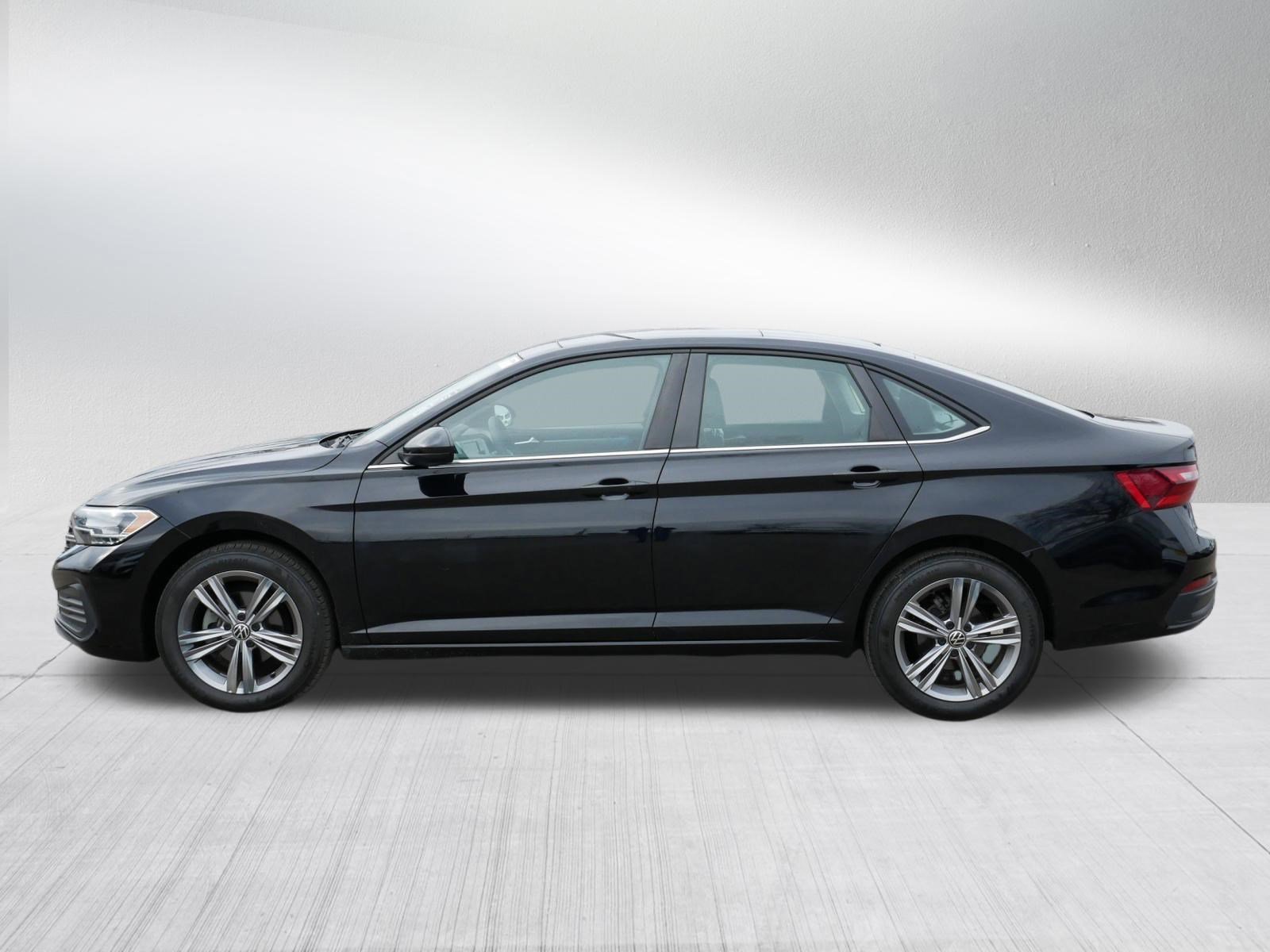 Certified 2022 Volkswagen Jetta SE w/ Panoramic Sunroof Package image 4