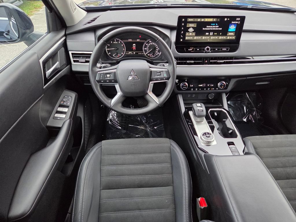 Used 2025 Mitsubishi Outlander SE image 20