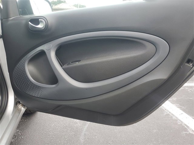 Used 2017 smart fortwo passion image 20