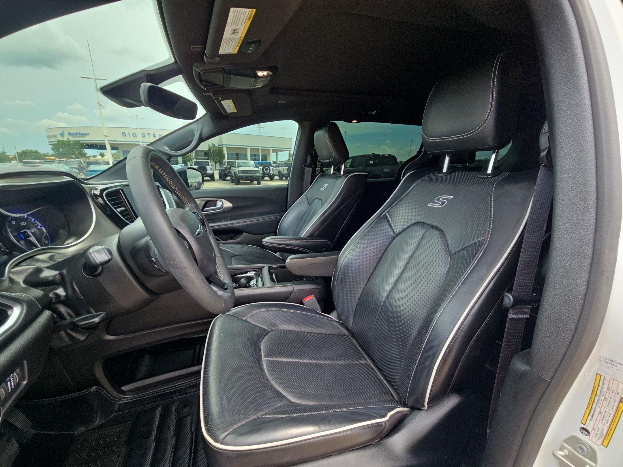 Used 2024 Chrysler Pacifica Limited w/ Uconnect Theater Family Group FWD image 17