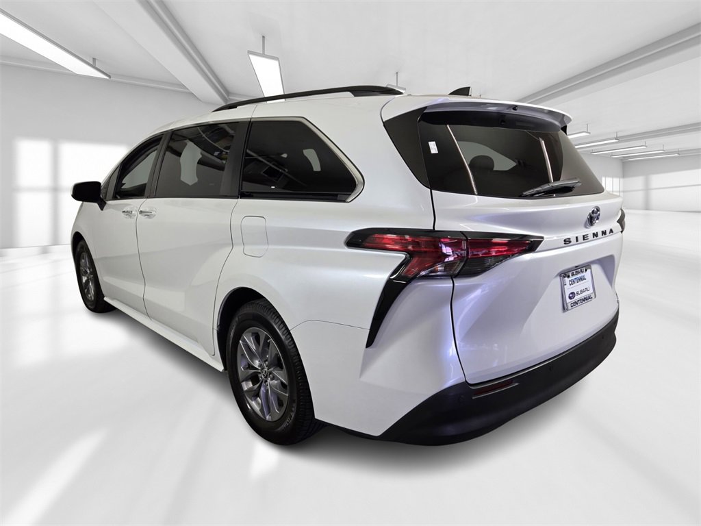 Used 2022 Toyota Sienna XLE image 4