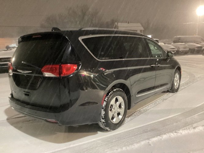 Used 2017 Chrysler Pacifica Touring-L Plus w/ Advanced Safetytec Group image 4