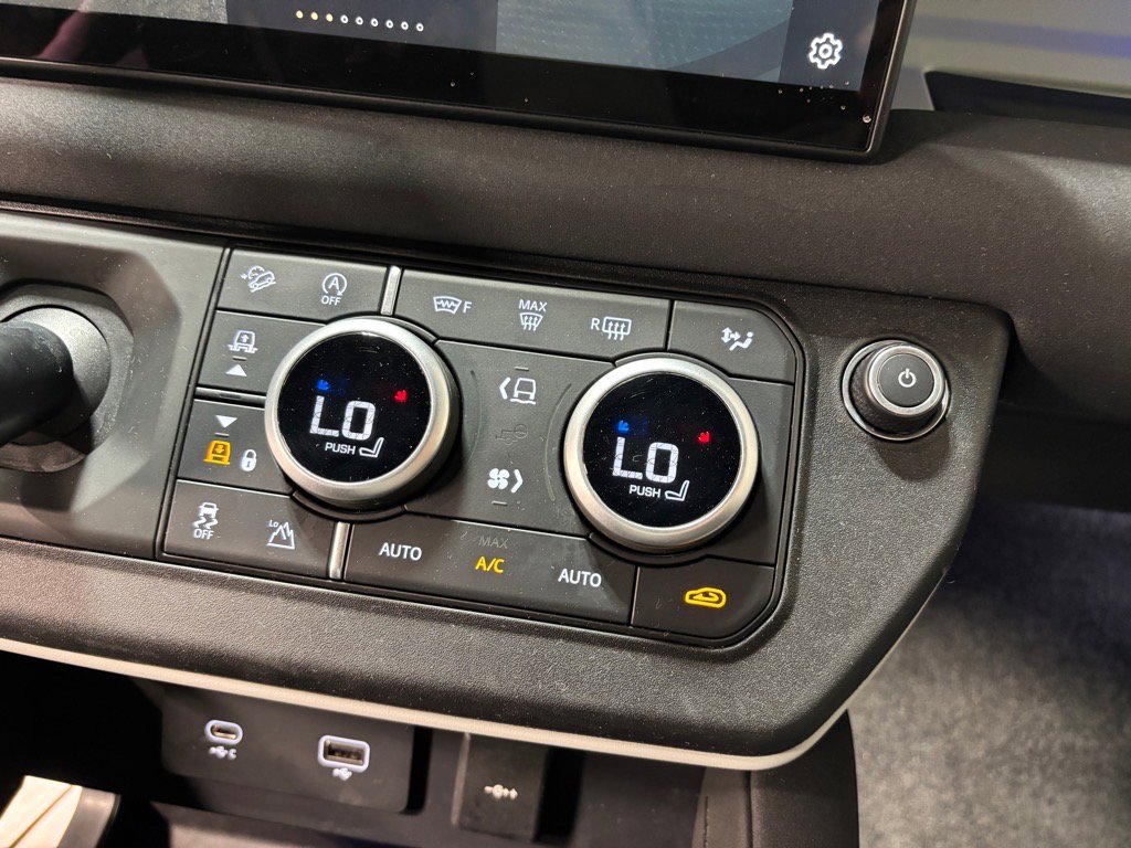 Used 2023 Land Rover Defender 130 X-Dynamic SE image 15