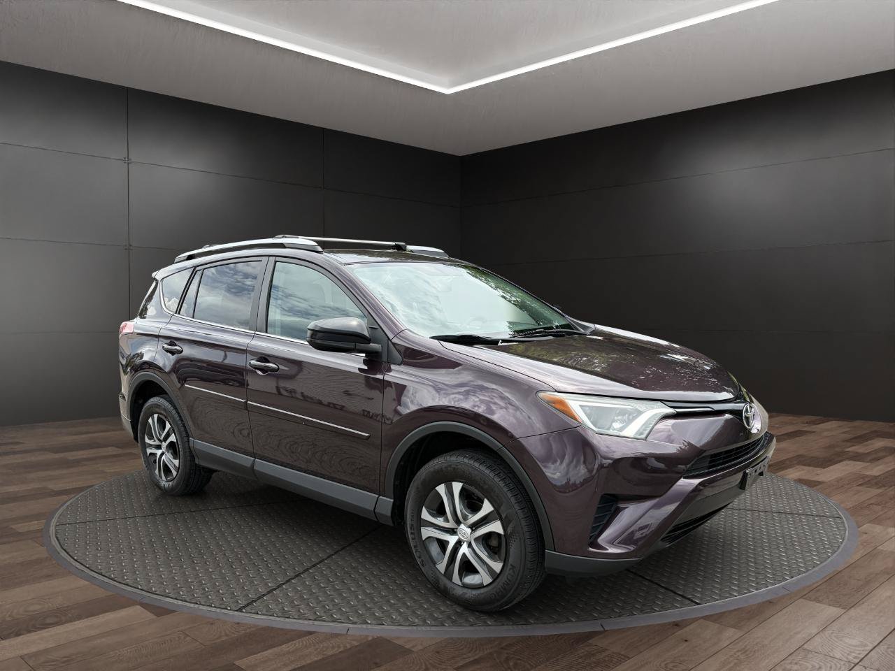 Used 2016 Toyota RAV4 LE AWD/4WD image 2