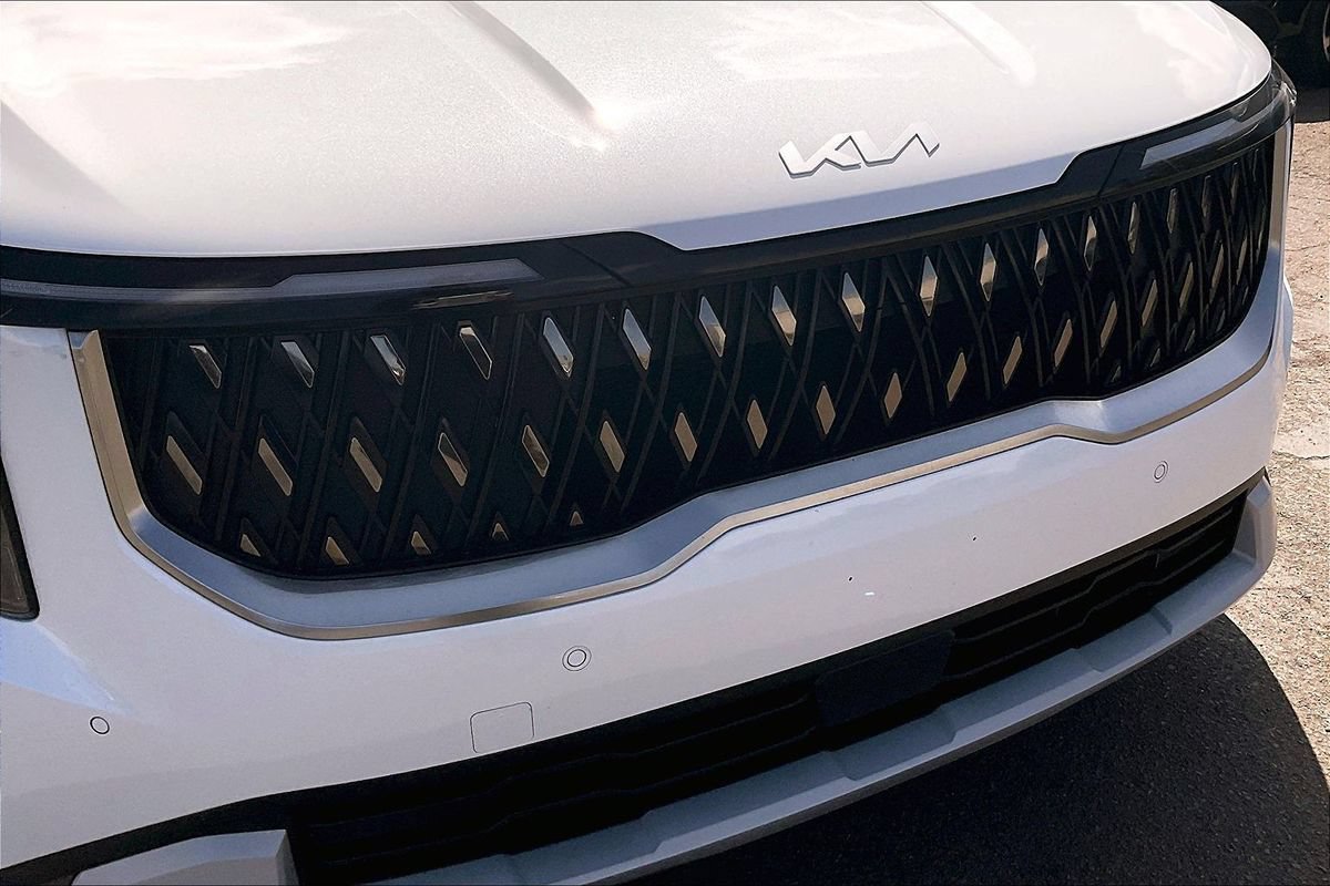 Used 2025 Kia Carnival FWD image 18