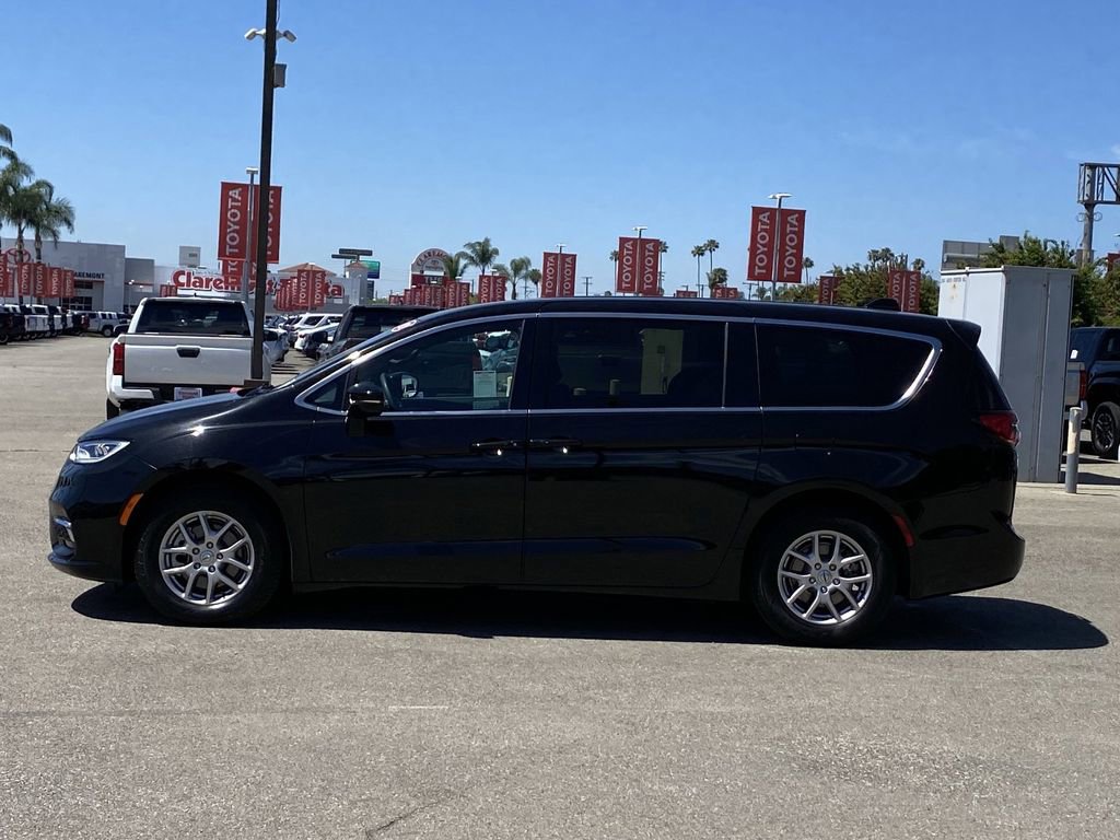 Used 2024 Chrysler Pacifica Touring FWD image 39