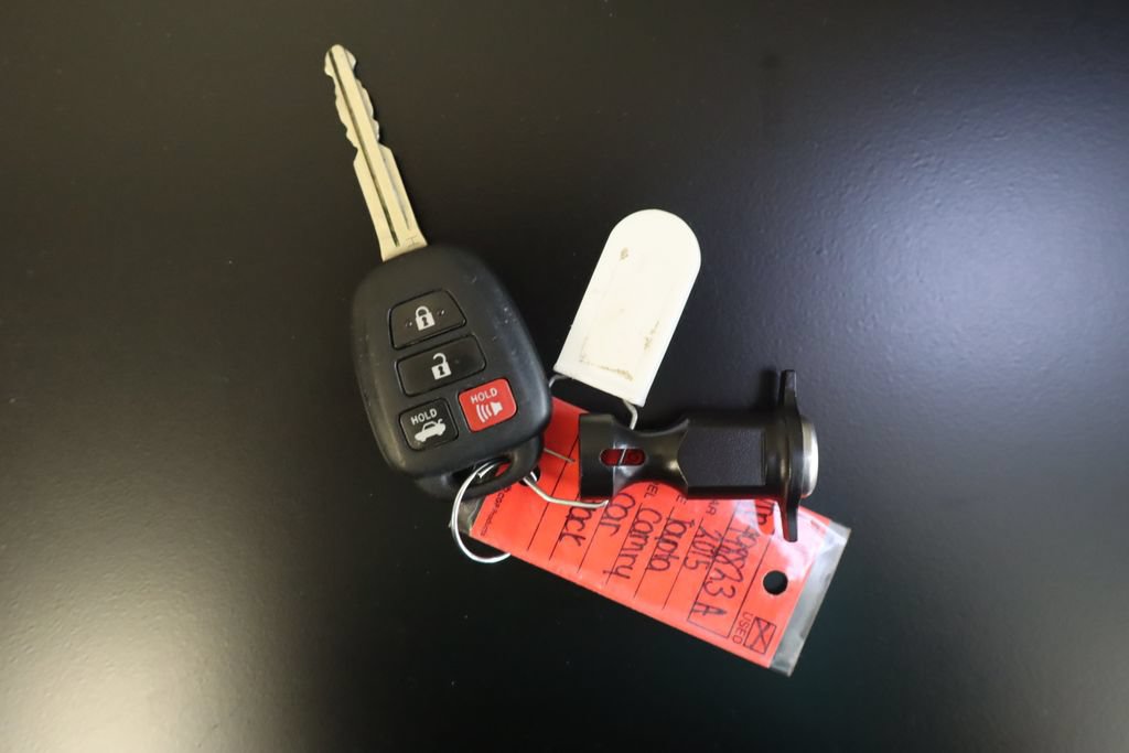 Used 2015 Toyota Camry SE FWD image 39