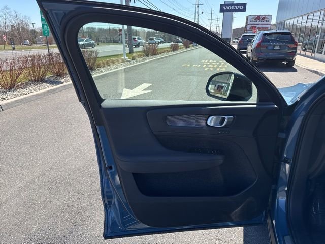 Certified 2025 Volvo XC40 B5 Plus image 19