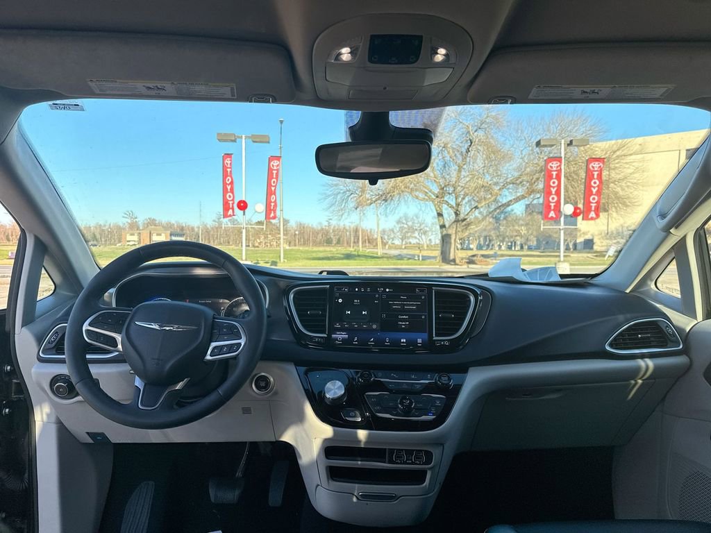 Used 2023 Chrysler Pacifica Touring-L image 31
