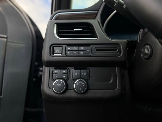 Used 2022 Chevrolet Tahoe Z71 w/ Luxury Package AWD/4WD image 19