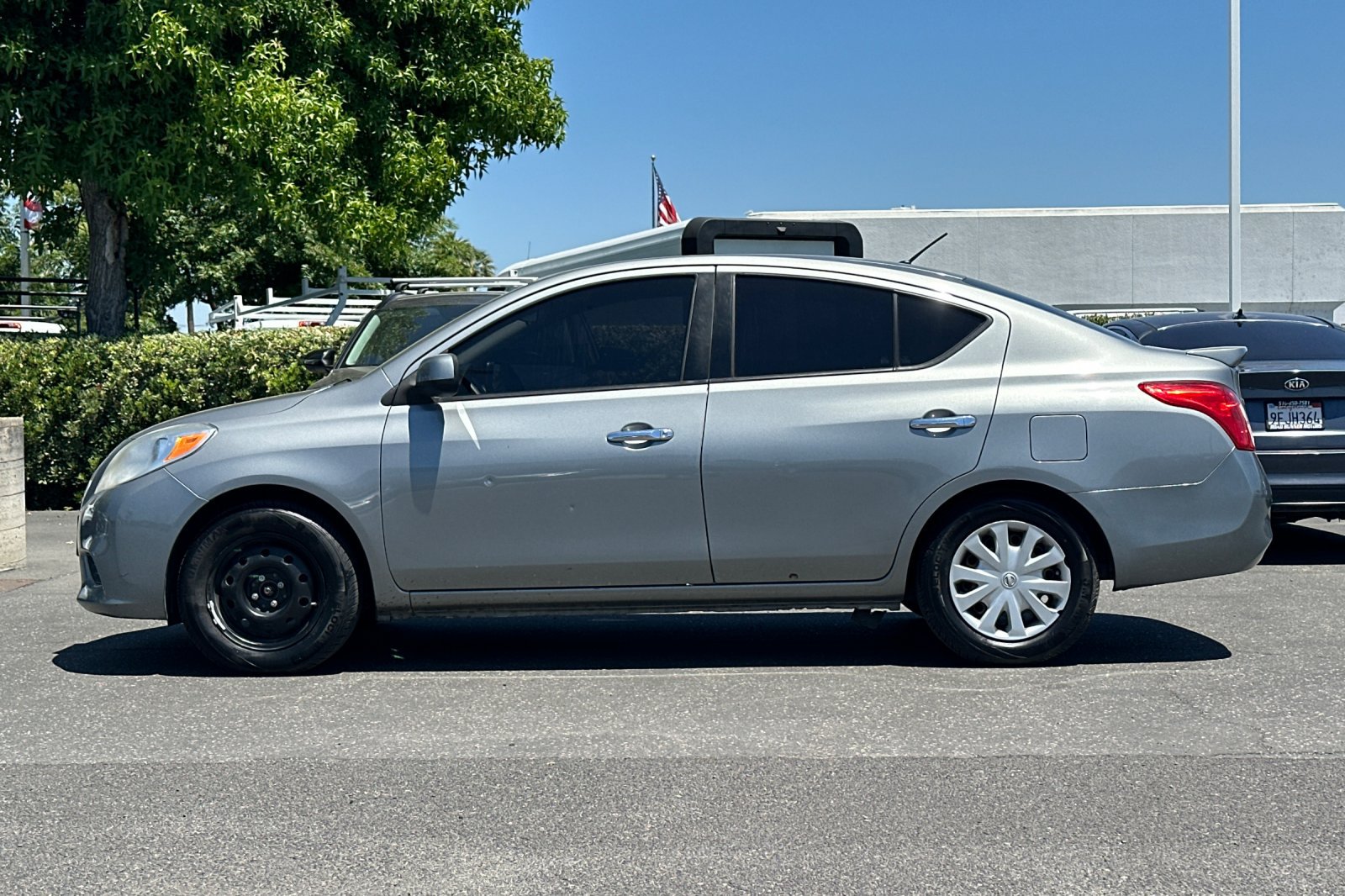 Used 2014 Nissan Versa SV FWD image 7